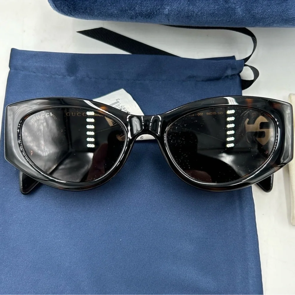 Gucci oval frame sunglasses NWT. Black.